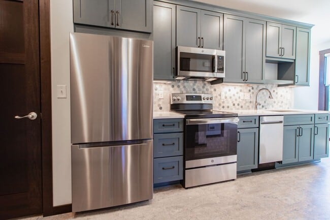 Building Photo - AVAILABLE JULY - Renovated Luxury 1 bed/1 ...