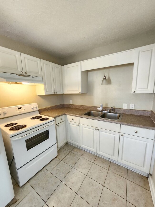 Building Photo - 5501 Mayfair Dr