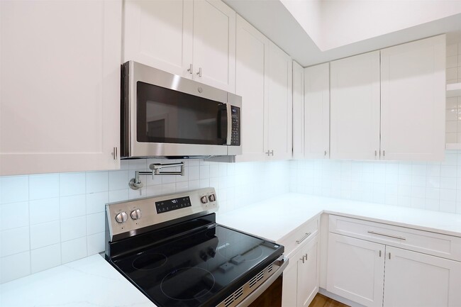 Building Photo - 421 E 41st St