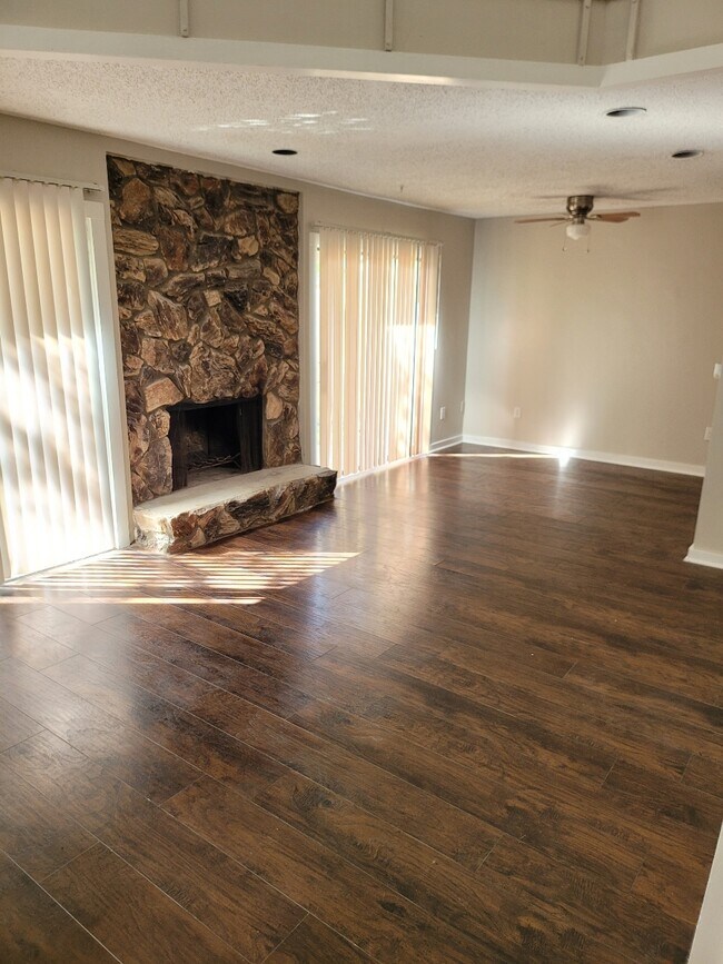 Building Photo - 361 Hickory Hill Dr