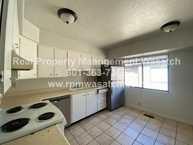 Building Photo - Check out This 3 Bedroom 1.5 bathroom Dupl...
