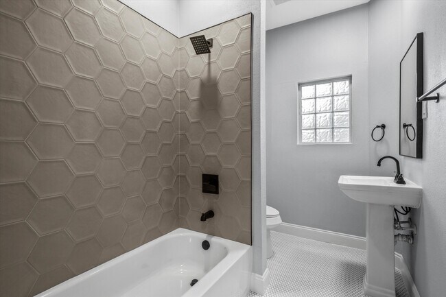 Building Photo - 2111 Herring Ave