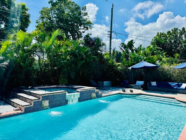 Primary Photo - 1728 NE 40th St