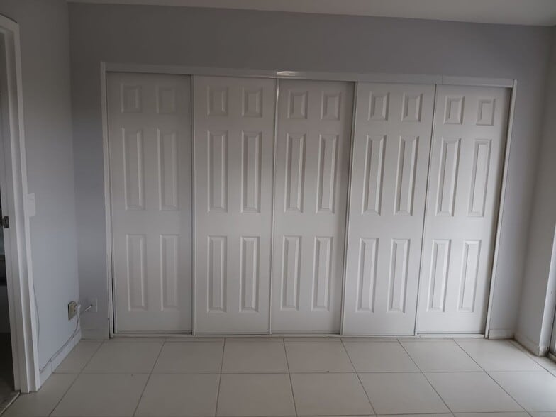 Building Photo - 619 Saxony M