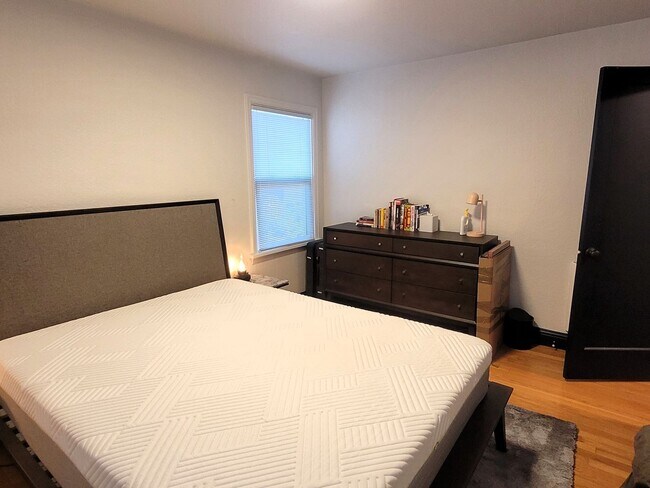 Building Photo - Charming Single-level Home, Fully Furnished + WIFI. Convenient NE Location! Pilot Butte, Downtown.