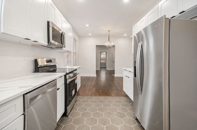 Building Photo - Lower Unit - Newly Constructed - 2 bed/2 b...