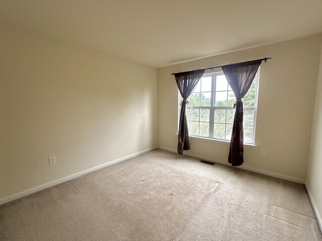 Building Photo - 3 bedrooms, 2.5 bathrooms