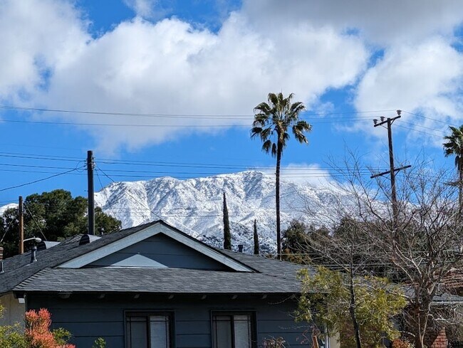 Building Photo - Spacious three bedroom one and half bath house in Sunland!