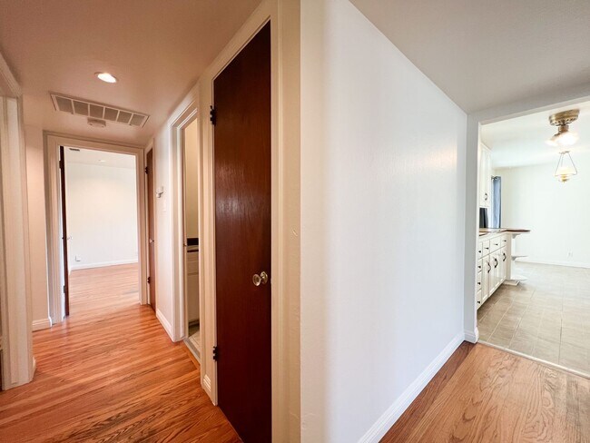 Building Photo - Tahoe Park Gem in Great Location!