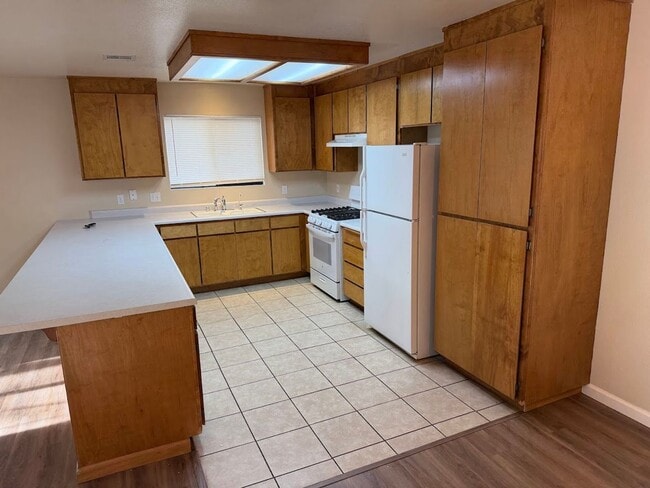 Building Photo - Huge Three Bedroom Townhouse with Garage and Backyard!