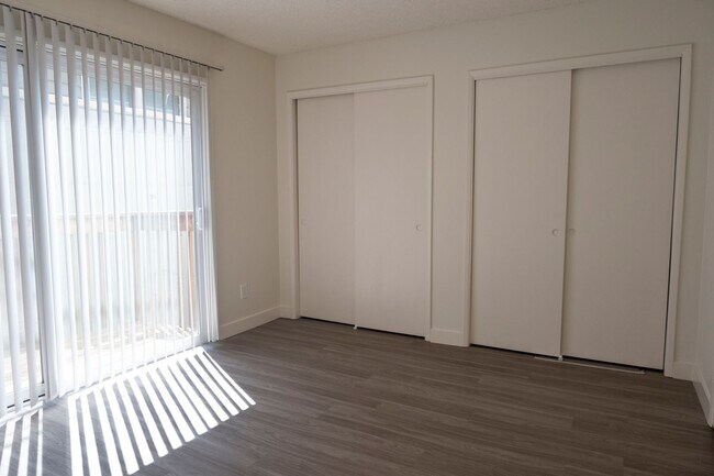 Building Photo - Classic Irvington Flat with Enduring Style!