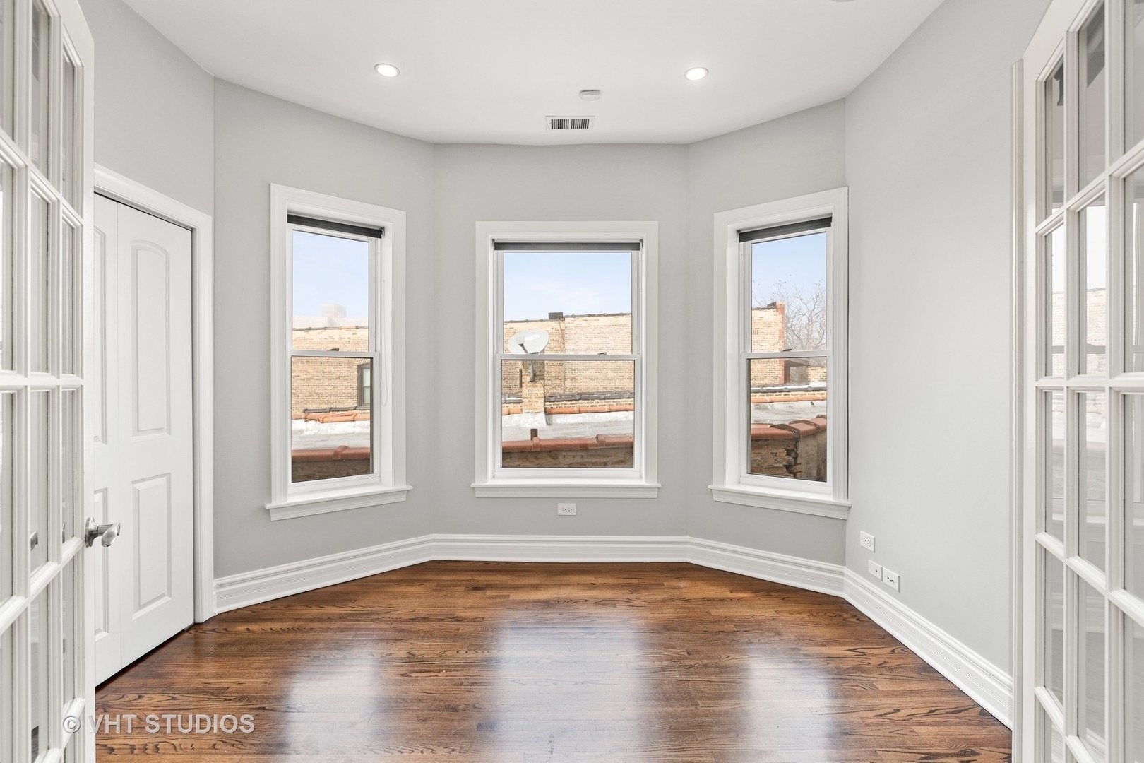 Building Photo - 4632 N Kenmore Ave