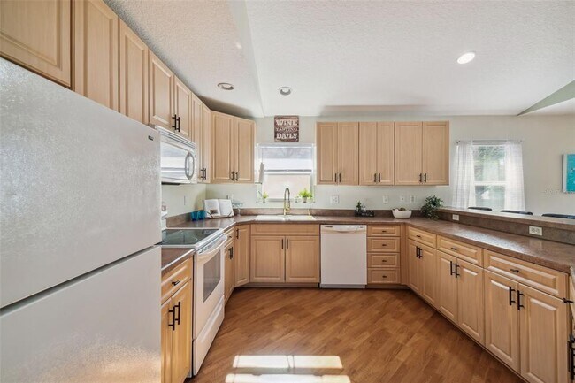 Building Photo - 5840 Mariposa Dr