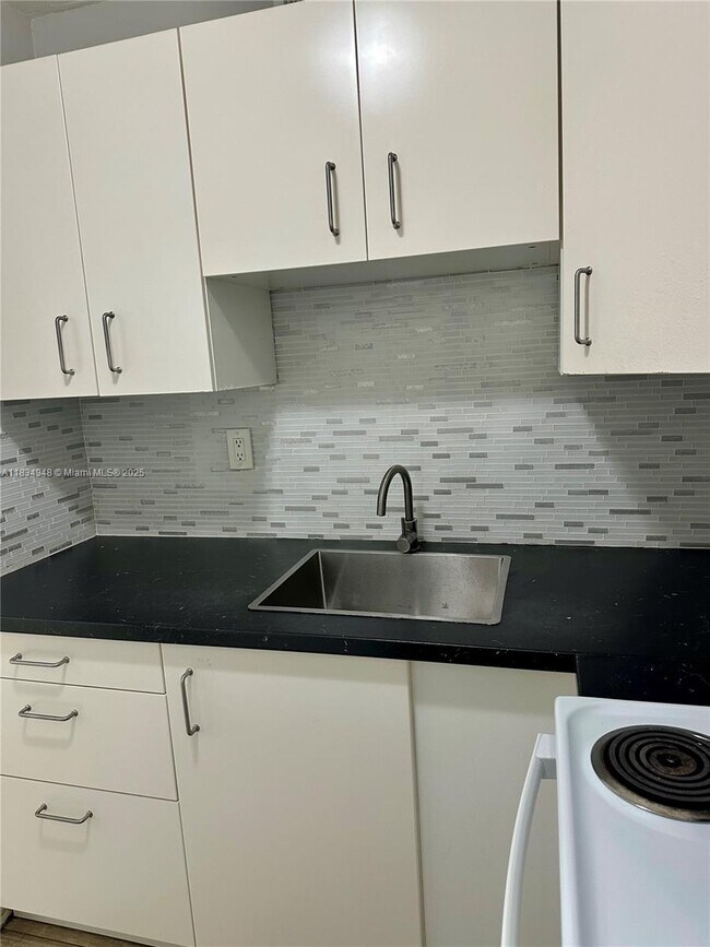 Building Photo - 2565 W 56th St