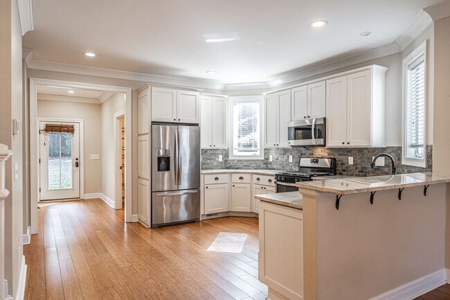 Building Photo - 445 N May St