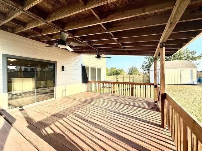 Building Photo - Spacious Inside & Out!