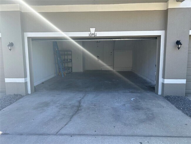 Building Photo - 10761 Garden Lily Dr