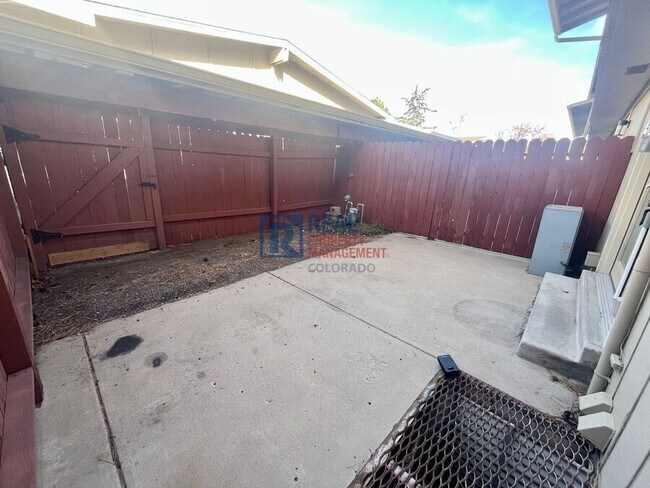 Building Photo - 392 W Rockrimmon Blvd