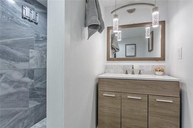 Building Photo - 6680 Williamson Dr NE