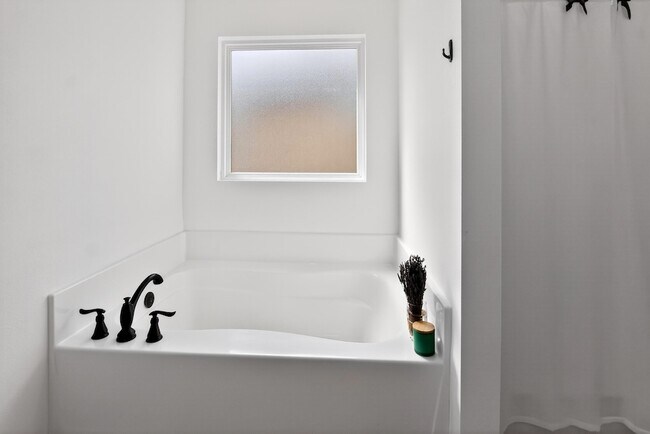 Building Photo - 507 Eisenhower Dr