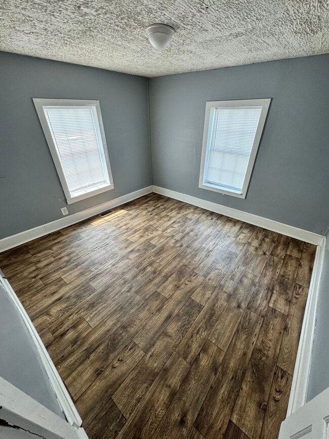 Building Photo - 3 bedroom 2 bath house