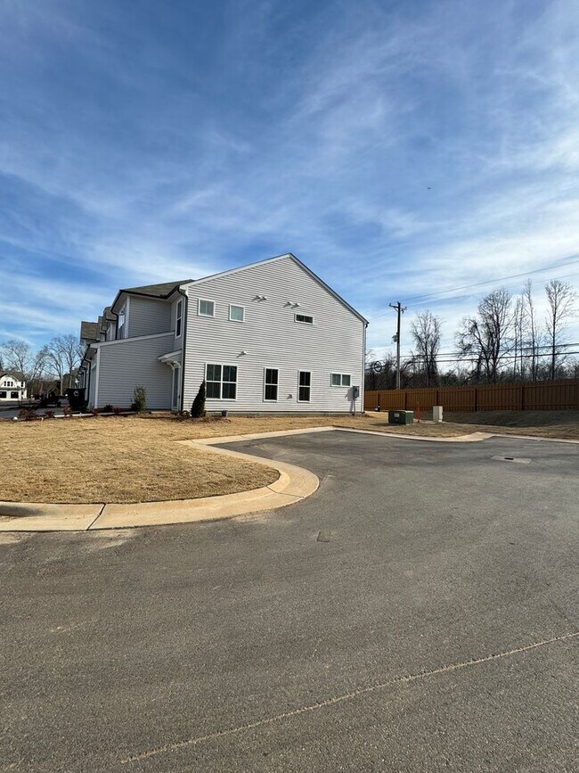 Building Photo - Stunning 3BR 2.5BA Townhome in Jamestown
