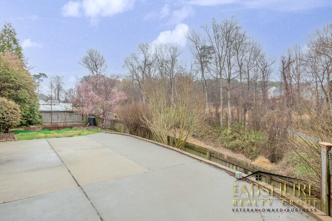 Building Photo - 325 Timber Meadow Lake