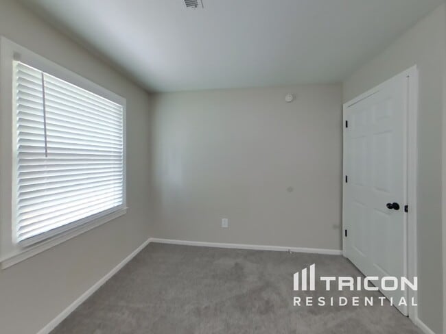Building Photo - 15924 W 149th Terrace