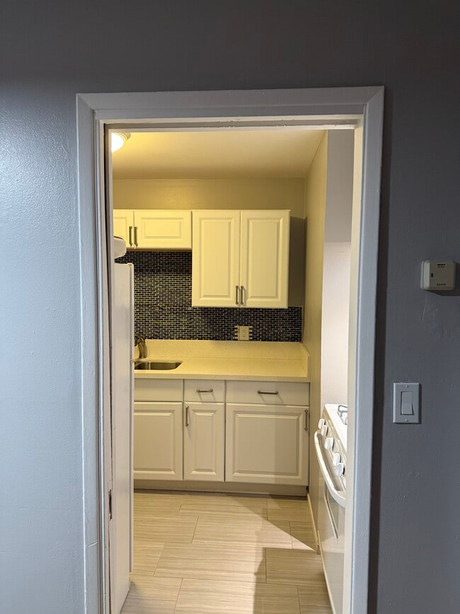 Building Photo - 558 Madrona St