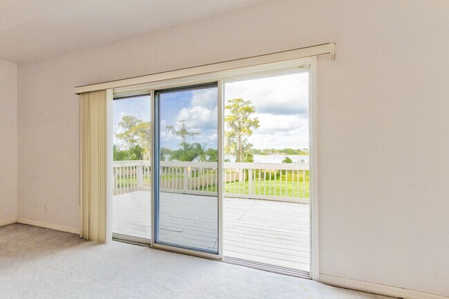 Building Photo - Beautiful Lake front home in West Kissimmee