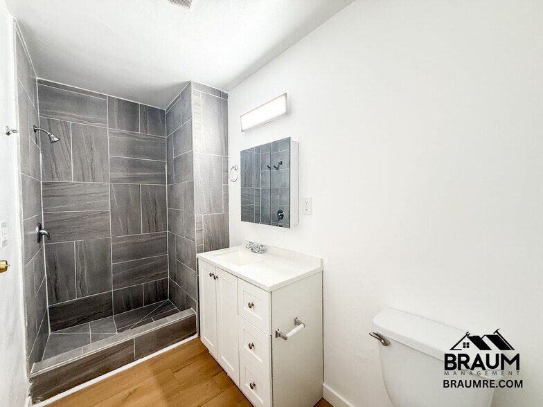 Building Photo - 5252 Hermitage Ave