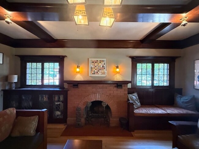 Building Photo - Furnished Craftsman Home - Pool, Entertain...