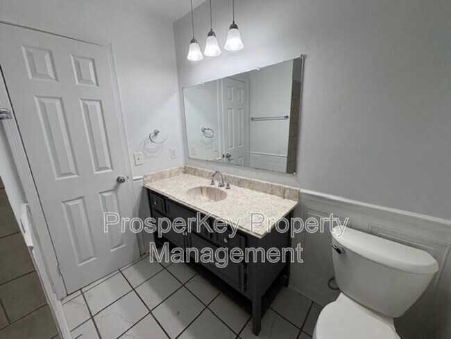 Building Photo - 740 Ledyard Pl