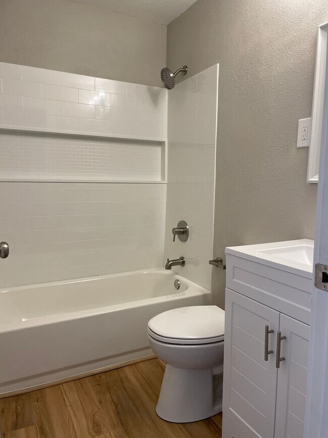 Building Photo - Renovated Ground Floor 1 BD/ 1 BA!