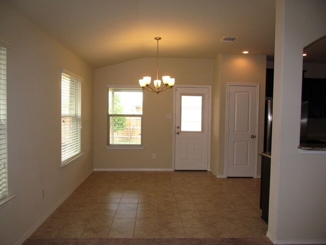 Building Photo - 3 BEDROOM NEAR STILLHOUSE HOLLOW LAKE