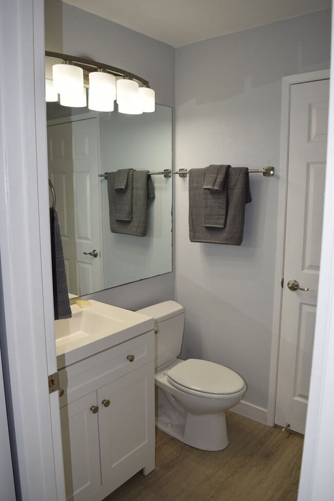 Building Photo - Southpointe - Upstairs 2 bedroom 1.5 bath ...