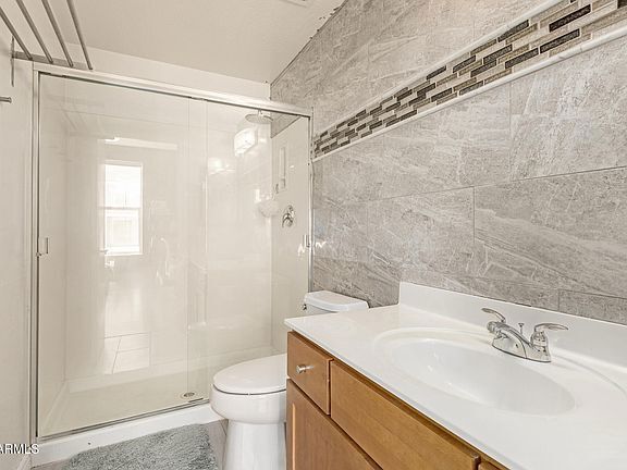 Building Photo - 706 E Washington St