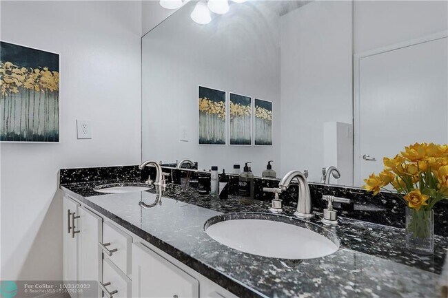 Building Photo - 450 NE 5th St