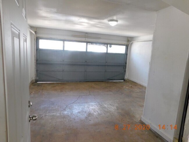 Building Photo - Nice 3 bedrooms, 2 full baths with half ba...