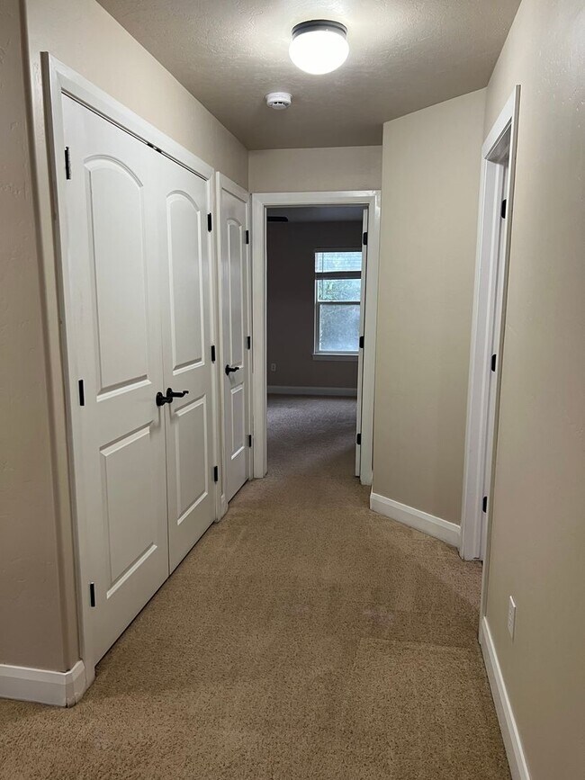 Building Photo - Newly Updated Townhome in Cedar Crossing