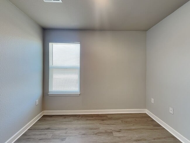 Building Photo - Charming 3-Bed, 2-Bath Home in Blue Springs