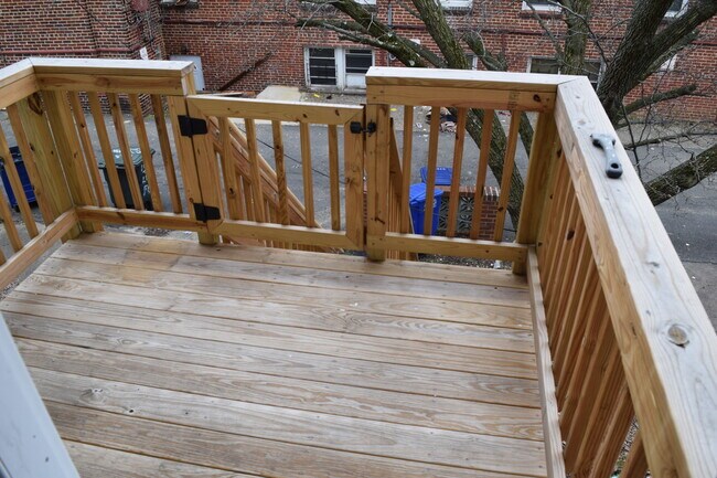 Building Photo - Regal Rowhome! 3 Beautiful Finished Levels!