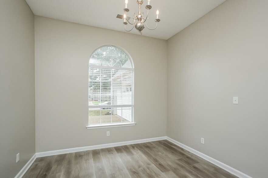 Building Photo - 5583 Sugarberry Ln