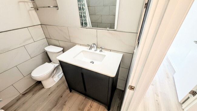 Building Photo - Annual fully remodeled unfurnished spacious 3/2 duplex in Bradenton.