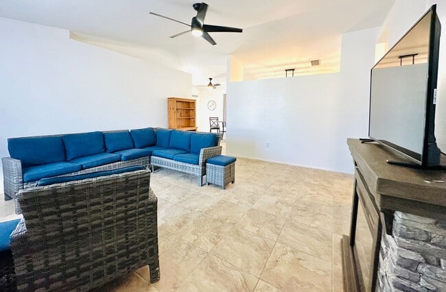 Building Photo - Charming fully furnished 2/2 home in Natur...