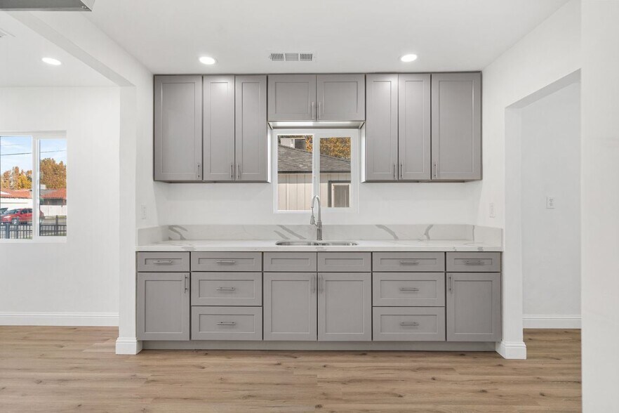 Building Photo - 301 10th St