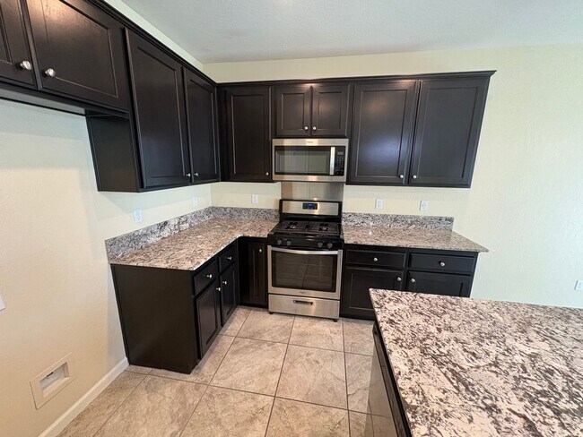 Building Photo - SE Visalia home Available Now!