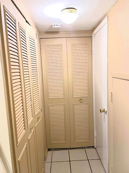 Building Photo - 66 Rittenhouse Dr