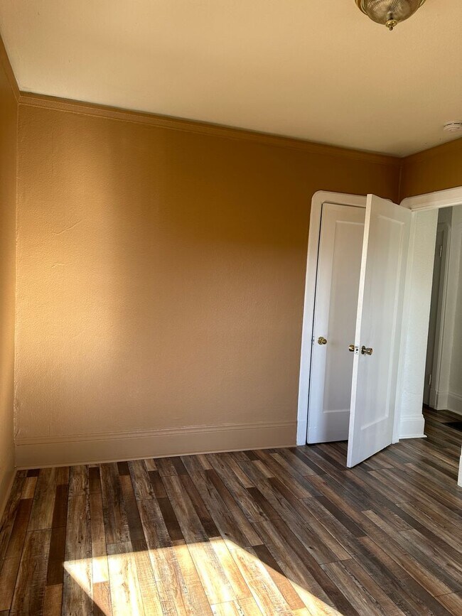 Building Photo - 1920-1920 Crosby Ave