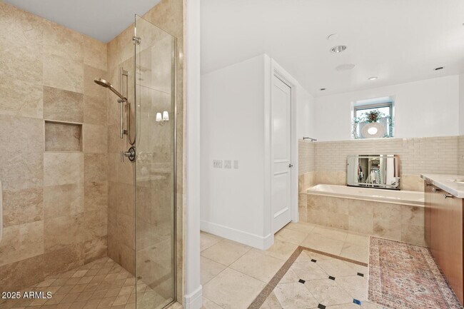 Building Photo - 2402 E Esplanade Ln